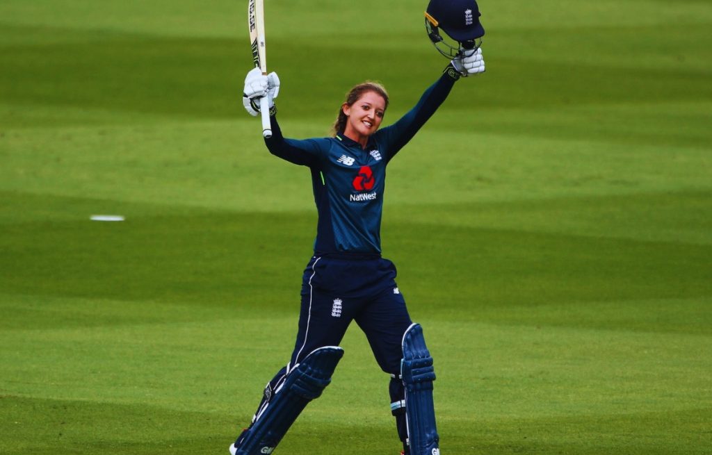 sarah taylor 100run at क्वींस पार्क ओवल