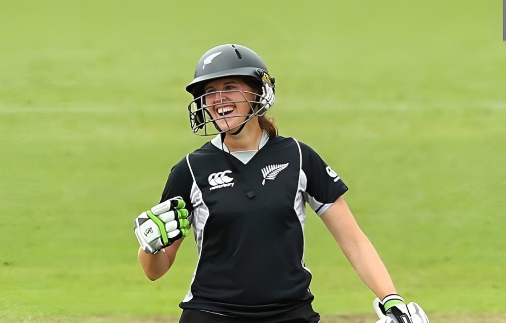 Amy Satterthwaite 119_ run At यूनिवर्सिटी ओवल