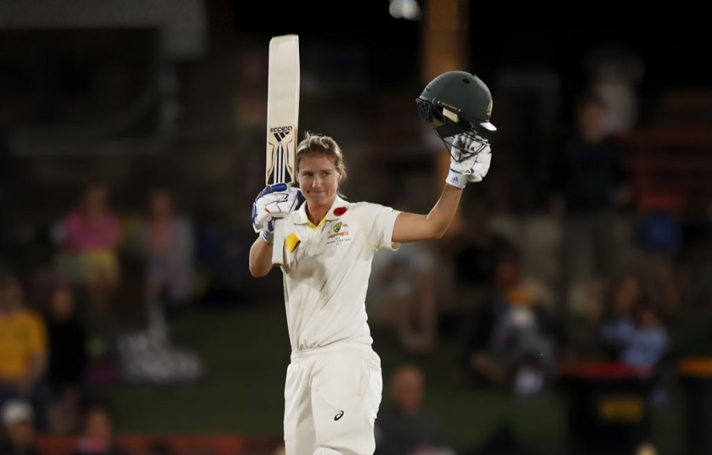 ellyse perry 213 at नॉर्थ सिडनी ओवल स्टेडियम